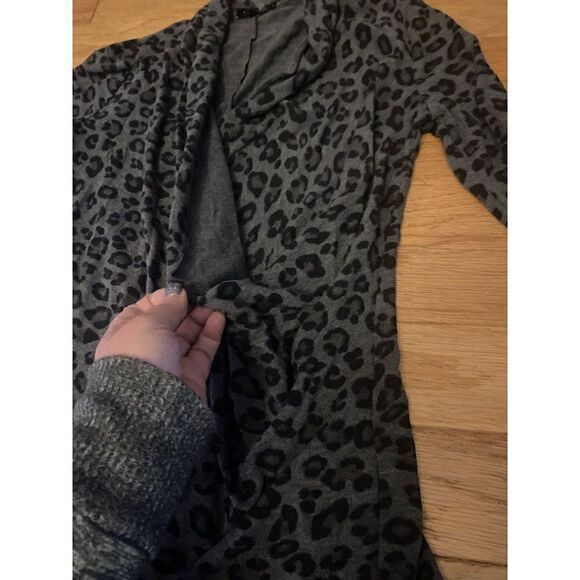 1.State women's grey animal long sleeve v-neck crossover sweater top size small - Picture 3 of 9